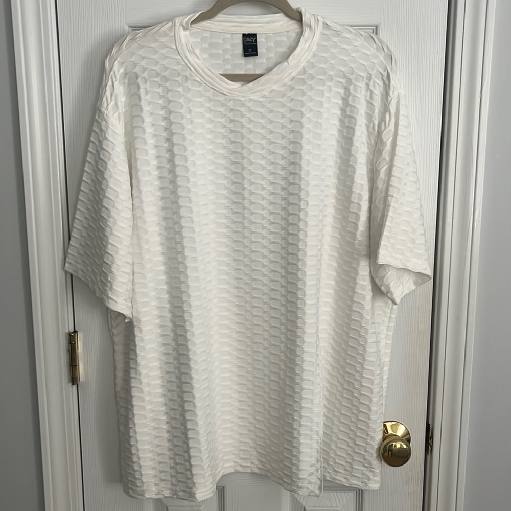 Short sleeve patterned white shirt with slit in the front